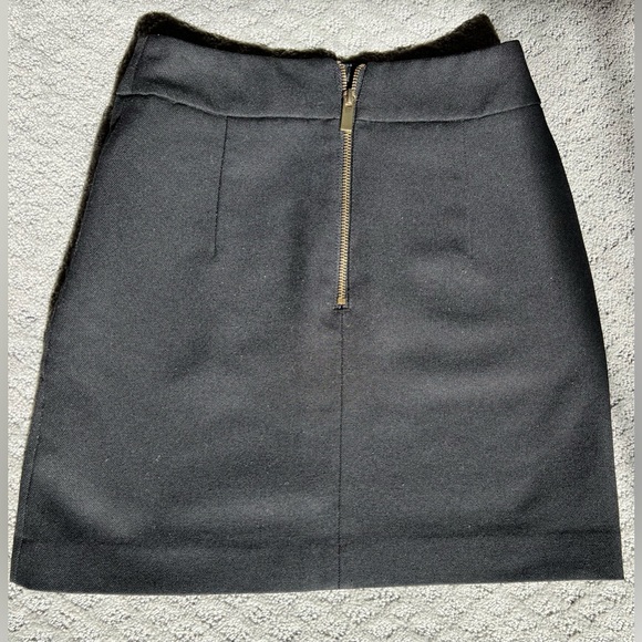 H&M short black skirt with front pockets and gold zippered back - Picture 5 of 9